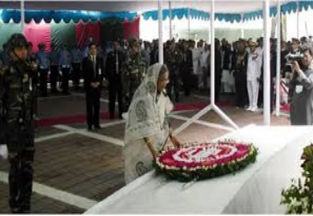 টুঙ্গিপাড়ায় বঙ্গবন্ধুর সমাধিতে প্রধানমন্ত্রীর শ্রদ্ধা