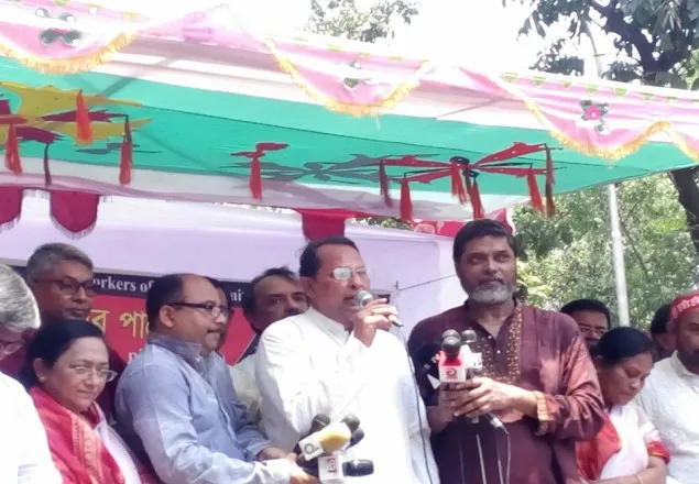 শ্রমিকদের কাঁদিয়ে মালিকদের হাসতে দেওয়া যাবে না: ইনু