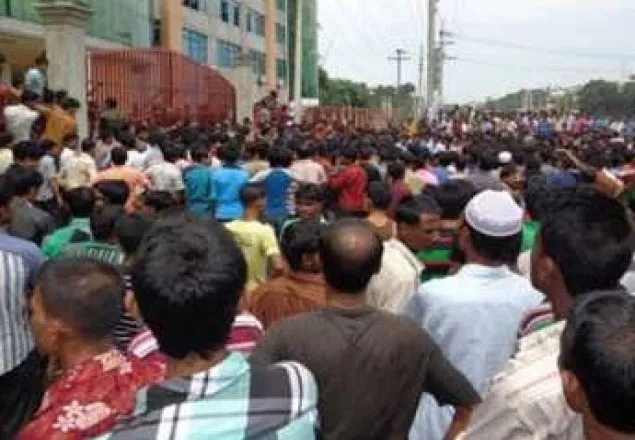 বেতন না দিয়ে কারখানা বন্ধ, শ্রমিকদের বিক্ষোভ-ভাঙচুর