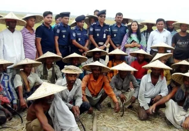 নওগাঁয় পুলিশ সুপারের মাথাল বিতরণ