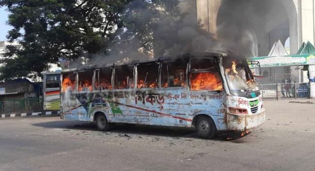 শিকড় পরিবহনের চলন্ত বাসে আগুন
