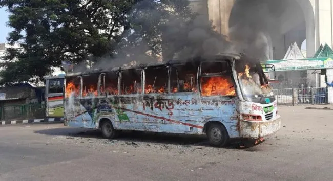 শিকড় পরিবহনের চলন্ত বাসে আগুন