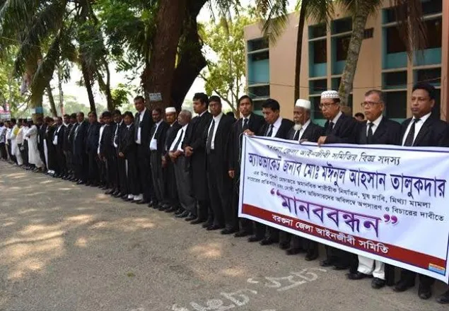 বরগুনায় আইনজীবী নির্যাতন: জড়িত পুলিশ সদস্যদের শাস্তির দাবি