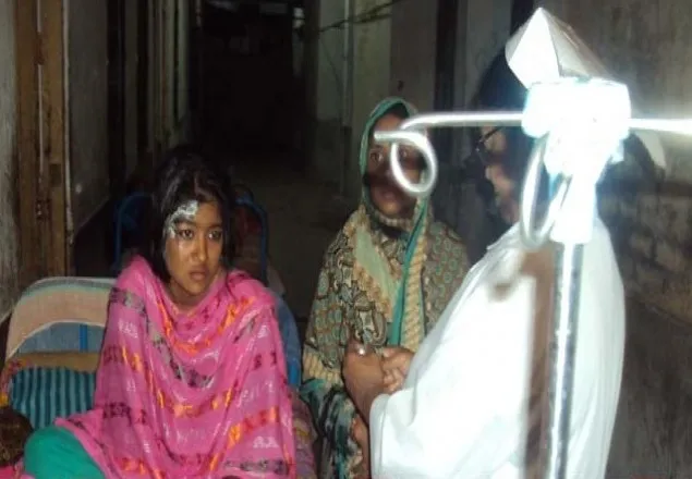 প্রেমের প্রস্তাব প্রত্যাখ্যান করায় এসিড নিক্ষেপ