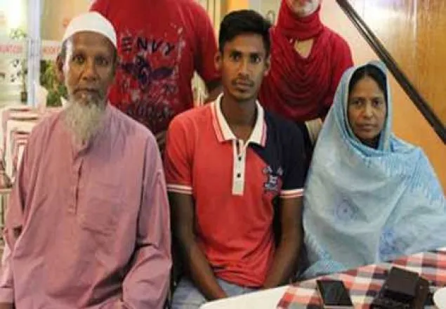 তরুণীদের আবদারে বিব্রত মুস্তাফিজের বাবা