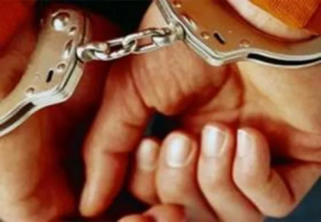 চাকরির নামে প্রতারণা, আটক ২