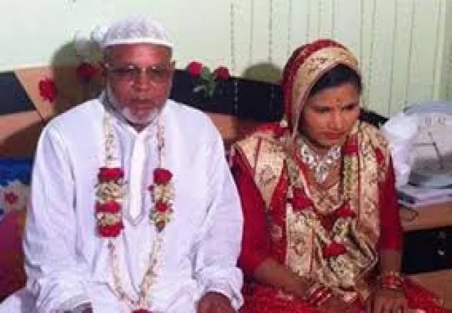 একইমঞ্চে বিয়ে করলেন বাবা ও ছেলে