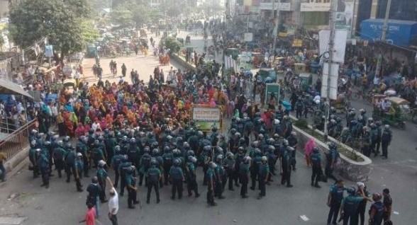 মিরপুরে আবারো পোশাক শ্রমিকদের সড়ক অবরোধ