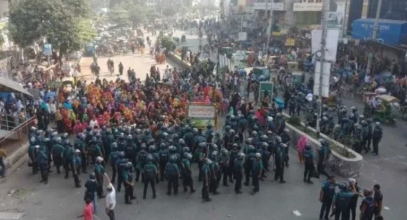 মিরপুরে আবারো পোশাক শ্রমিকদের সড়ক অবরোধ