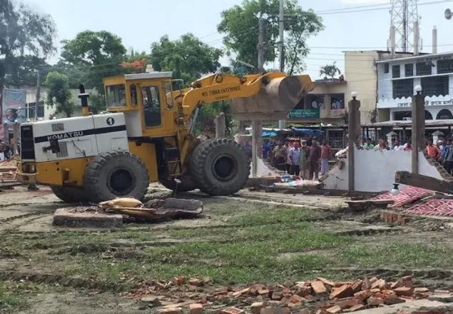 নোয়াখালীতে সরকারি জায়গায় অবৈধ পার্ক গুড়িয়ে দিয়েছে প্রশাসন