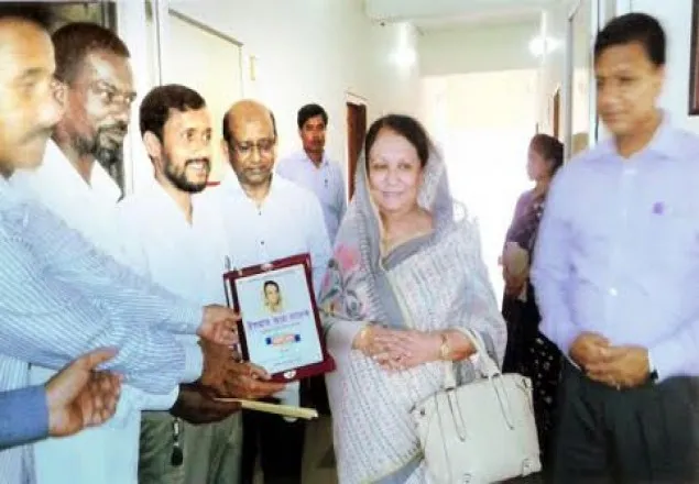 জনপ্রশাসন প্রতিমন্ত্রীর কাছে ৪র্থ শ্রেণীর কর্মচারীদের স্মারকলিপি
