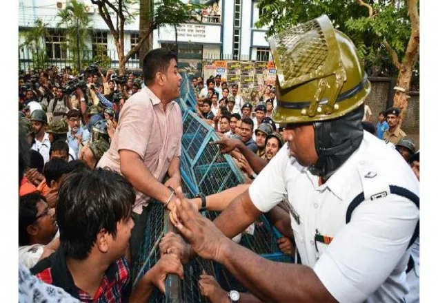 চলচ্চিত্র প্রদর্শনের প্রতিবাদে বিজেপির সমর্থকদের মিছিল