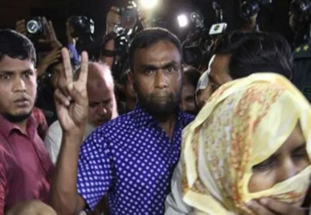 পরিবারের সদস্যরা কারাগারের ভেতরে ঢুকেছেন