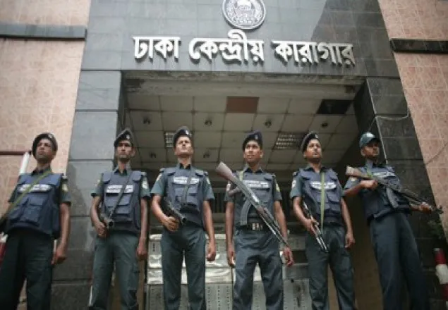 কারা সড়কে যান চলাচল বন্ধ, অ্যাম্বুলেন্স প্রস্তুত