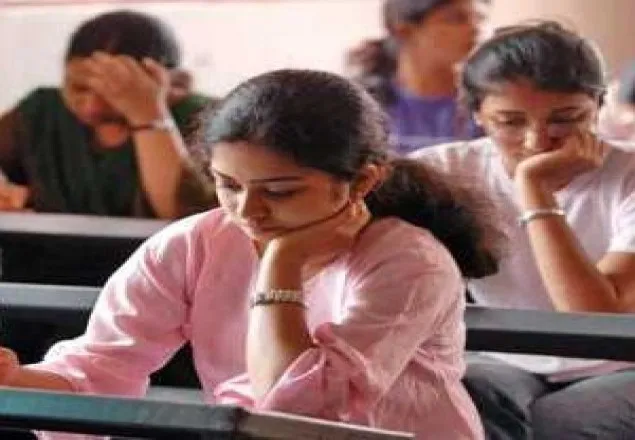 একদিনে চার পরীক্ষা, বিড়ম্বনায় চাকরিপ্রার্থীরা