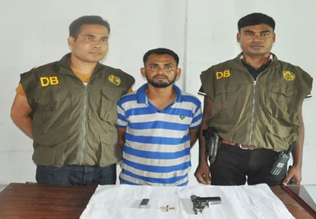 চট্টগ্রামে কেবল অপারেটর অস্ত্রসহ গ্রেপ্তার