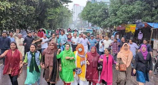 বৃষ্টিতে ভিজে নেতাকর্মীদের নিয়ে রিজভীর মিছিল