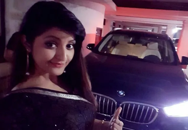 পরী মনির কোটি টাকা মূল্যের বিএমডব্লিউ