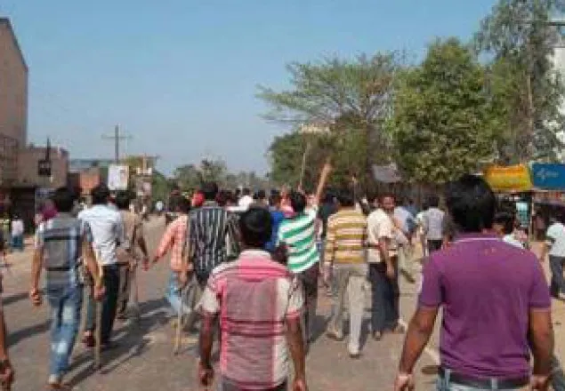 পাটকল খুলে দেওয়ার দাবিতে খুলনায় সড়ক অবরোধ