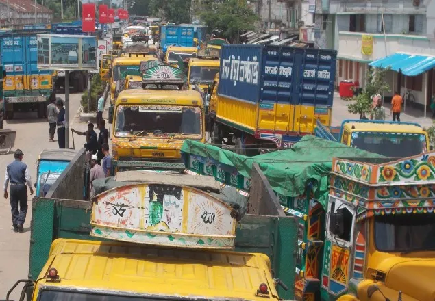 বেনাপোল স্থলবন্দরে শত শত পণ্যবাহী ট্রাক আটকা