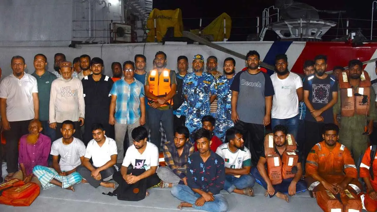 তেলবাহী ট্যাংকারে আগুন, ৪৮ ক্রু উদ্ধার