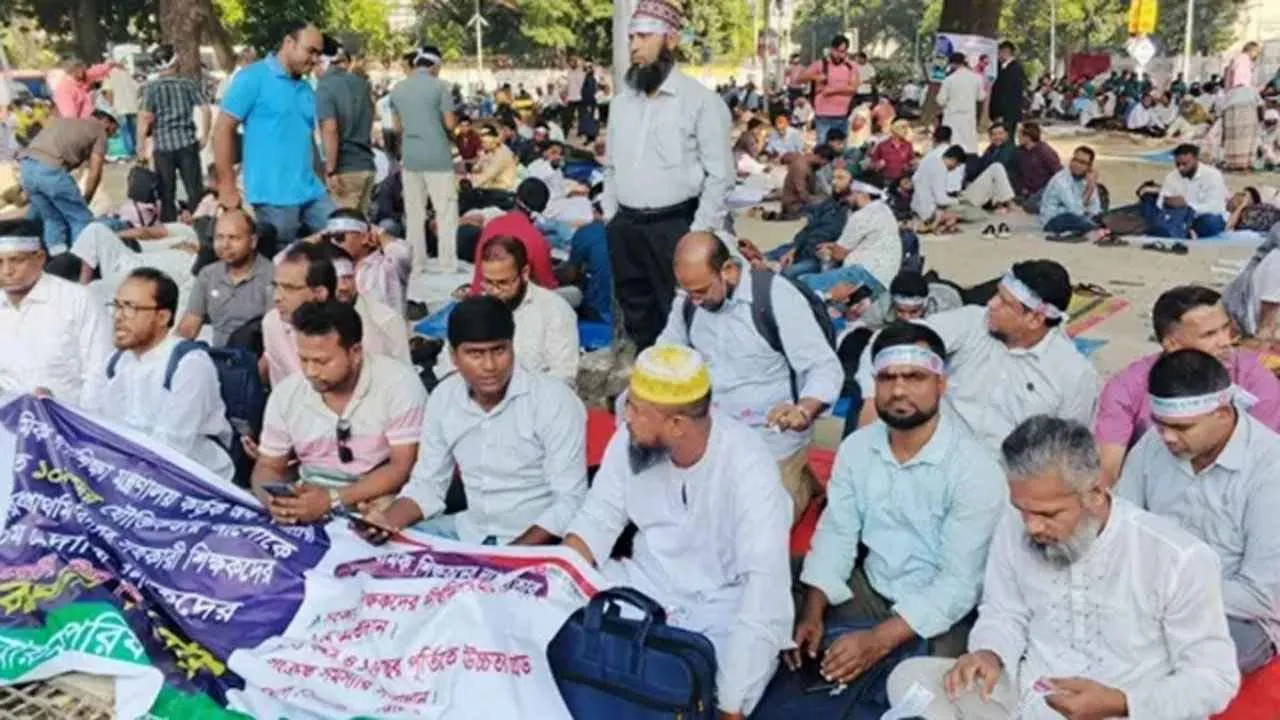 প্রাথমিকের শিক্ষকদের অনির্দিষ্টকালের কর্মবিরতি ঘোষণা