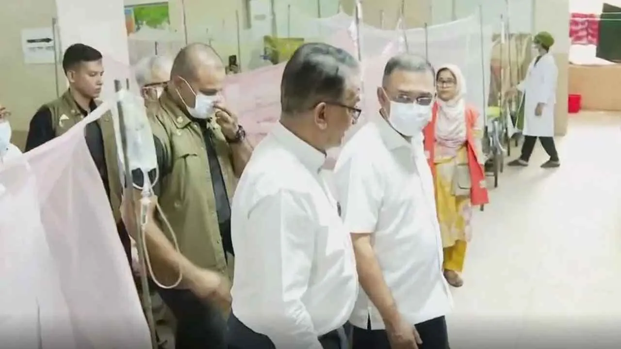 শিশু হাসপাতালে চিকিৎসকের ধূমপান
