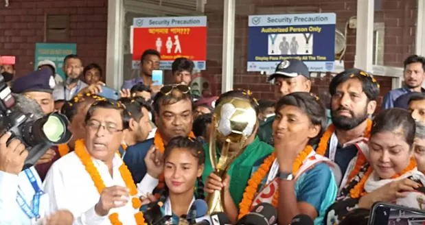 সাফজয়ী ফুটবলারদের ব্যাগ থেকে প্রায় আড়াই লাখ টাকা চুরি