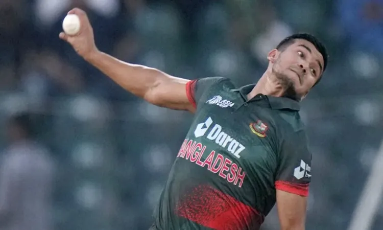 বাবর আজমকে বোল্ড করলেন তাসকিন