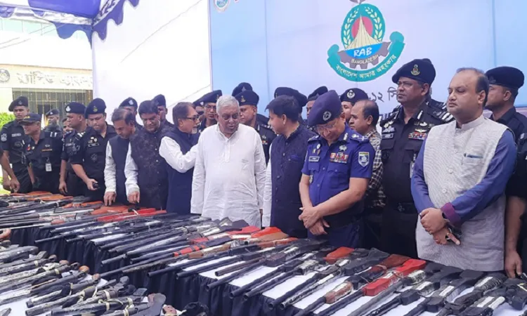 স্বরাষ্ট্রমন্ত্রীর কাছে আত্মসমর্পণ করল ৩১৫ চরমপন্থী