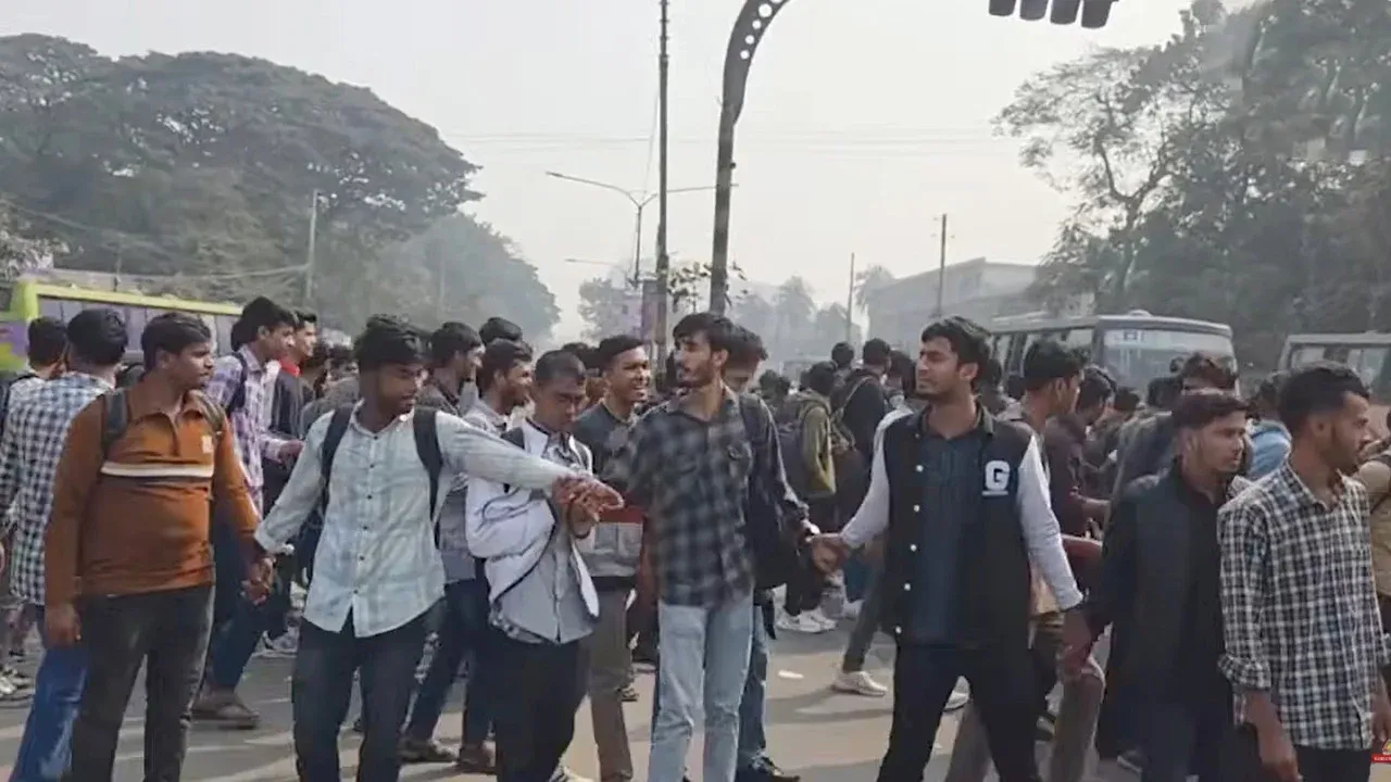 ঢাকার তিন স্থানে সাত কলেজের শিক্ষার্থীদের সড়ক অবরোধ