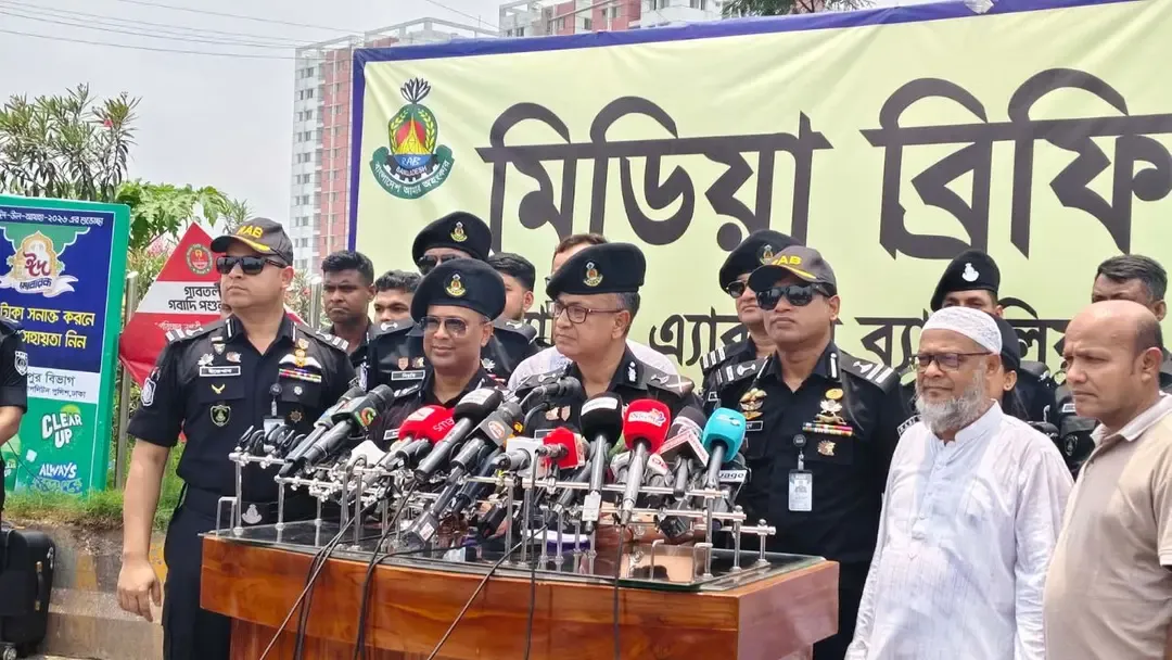 ছিনতাই ঝুঁকি এড়াতে হাটে ‘ক্যাশলেস লেনদেন’ করতে বললেন র‌্যাব ডিজি