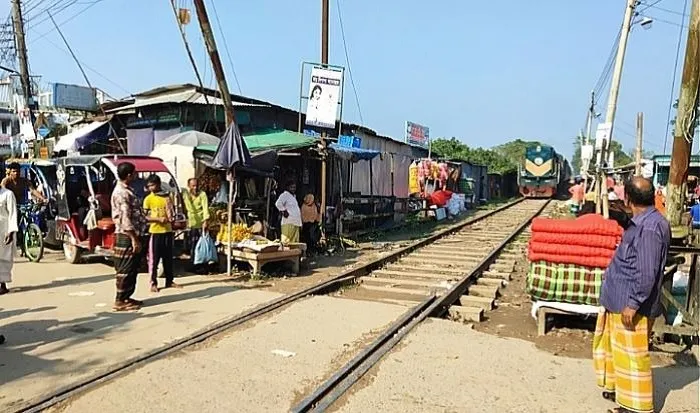 মগবাজারে ট্রেনের ধাক্কায় পুলিশ সদস্য নিহত