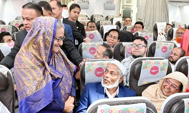 শেখ হাসিনার মমতায় মুগ্ধ বিমানের যাত্রীরা