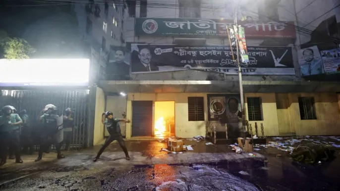 জাতীয় পার্টির কেন্দ্রীয় কার্যালয়ে ভাঙচুর, অগ্নিসংযোগ