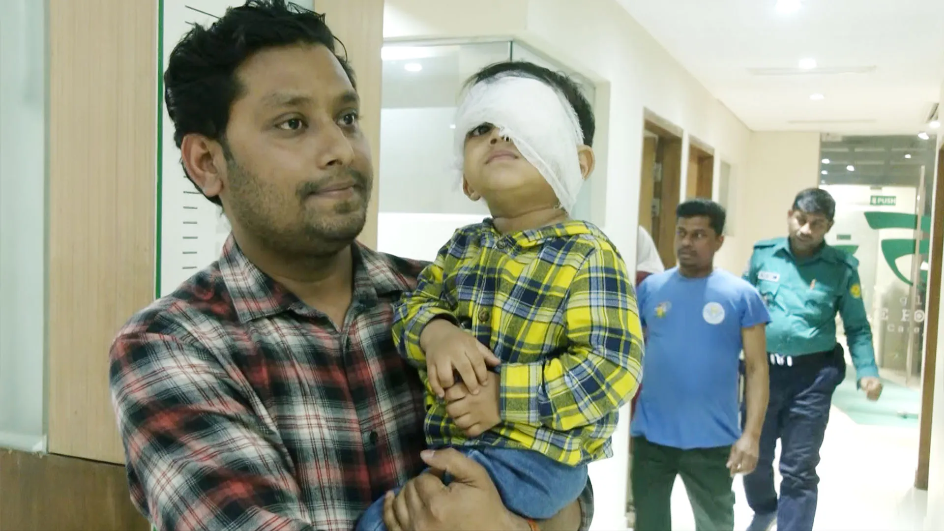শিশুর সমস্যা বাম চোখে, ডান চোখে অপারেশন করে পালালেন চিকিৎসক!