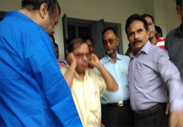 'ইসলামকে কটাক্ষ করায় নিজেই সাজা নিয়েছেন শিক্ষক'