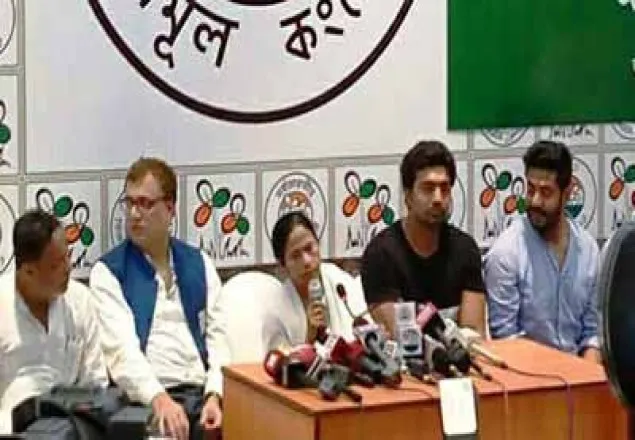 প্রথা ভেঙে রাজপথে শপথ নিতে চান মমতা