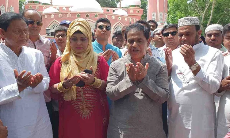 Rozina gives Goalanda a beautiful mosque
