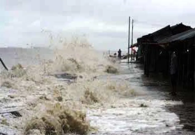 ঘূর্ণিঝড়ে হাতিয়ার নিম্নাঞ্চল প্লাবিত