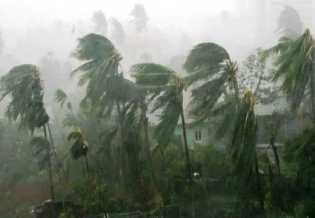 সাতক্ষীরায় দেয়া হচ্ছে লাল পতাকার সতর্কবার্তা