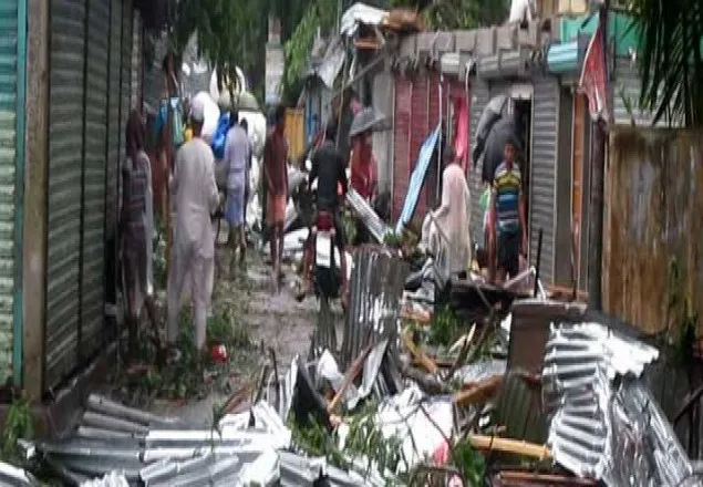 ‘রোয়ানু’র প্রভাবে ভোলায় ২ হাজার বাড়ি বিধ্বস্ত