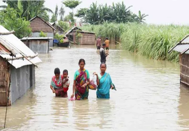 নোয়াখালীতে লক্ষাধিক লোক পানিবন্দি