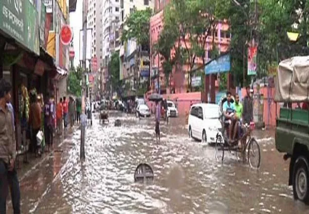 দিনভর বৃষ্টিতে রাজধানীতে জলাবদ্ধতা
