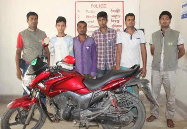 কালীগঞ্জে চোরাই মটরসাইকেলসহ আটক ৪