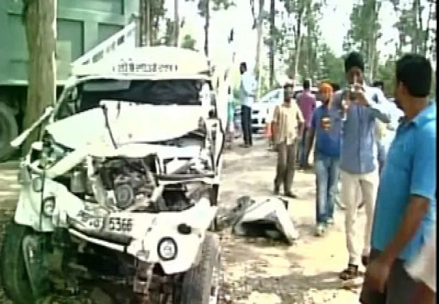 ভারতে ট্রাক চাপায় প্রাণ গেল ১০ জনের