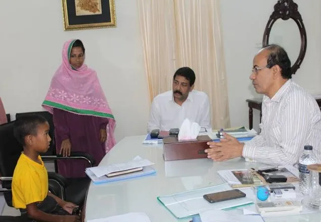 বিভাগীয় কমিশনারের প্রচেষ্টায় দৃষ্টি ফিরে পেল ছোট্ট শিশু