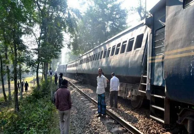 বগি লাইনচ্যুত, ঢাকা-ময়মনসিংহে ট্রেন চলাচল বন্ধ