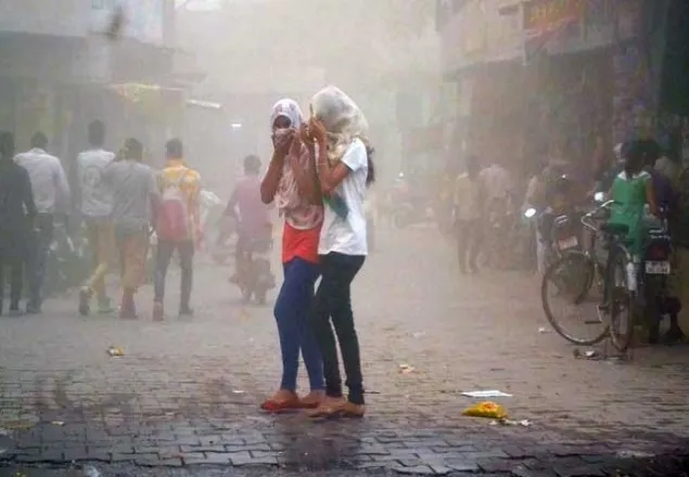 ভারতের উত্তর প্রদেশে ধূলিঝড়ে ৫ জনের মৃত্যু