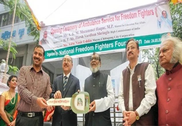 মুক্তিযোদ্ধাদের জন্য দুটি অ্যাম্বুলেন্স দিয়েছে ভারত
